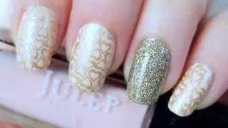 Ногти с розовыми и золотыми сердечками (Konad Stamping)