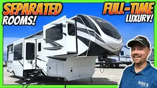 Чёткое разделение между гостиной и кухней! Дом на колесах Solitude 380FL Fifth Wheel 2023 от Grand Design