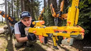 Война с бластерами Nerf: спецназ противостоит врагам с огромным арсеналом бластеров Nerf в парке