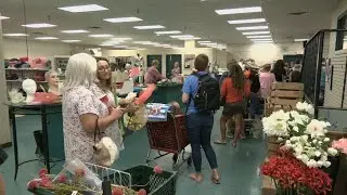 Shoppers brave long lines for final sales at Dee's in Louisville