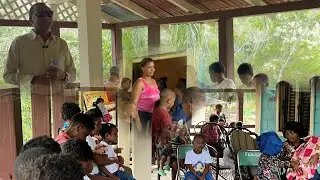 El pastor entregando regalos a niños de Gajo de Pedro🙏
