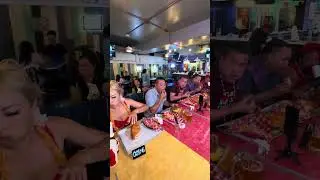 Конкурс по поеданию бургеров с призом в 500 долларов в ресторане Dixie Grill в Айеа, Гавайи
