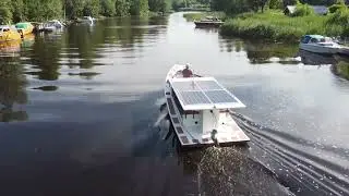 Solar Boat Glides Down the River - Aurinkoveneajelua joella