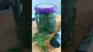 Поквасим зелень для летних щей.