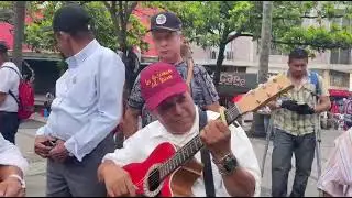 Dario Garc&iacute;a frente a un botella