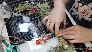customisation d'une couronne de Noël avec du matériel pas cher .