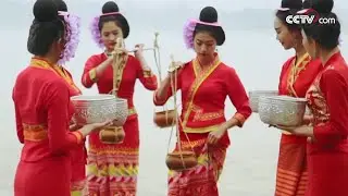Fascinating water splashing festival in SW China| CCTV English