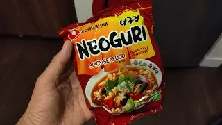 Nongshim Neoguri Spicy Seafood Udon Style Noodles Review - Not Bad...I also got a tripod! LOL