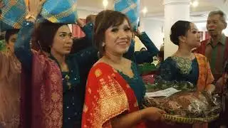 Prosesi masuk Ayu hula hula Tobing @ Tania and Kevin Wedding