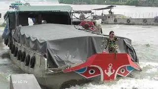Sà lan nước dô ngập mũi chạy khủng khiếp khi vượt cống