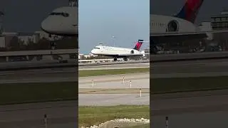 Delta 717-200 landing at SDF Airport #shorts