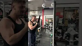 ARR&Ecirc;TE de faire les extensions triceps &agrave; la poulie comme &ccedil;a !! 🚫