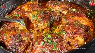 Тающие во рту сочные куриные бедра, медленно приготовленные в духовке с карамелизированным луком.