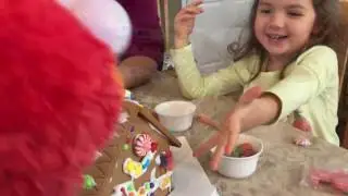Mikayla & Elmo build a Trolls Gingerbread House!