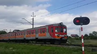 Pociągi na przejeździe kolejowym w Tarnowcu - Kr&oacute;tki mix - Wiosna 2020