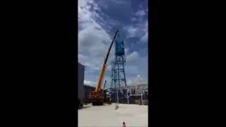 Una gr&uacute;a se desploma al desmontar un dep&oacute;sito de agua