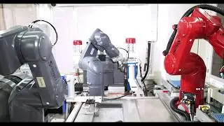 Cellule automatis&eacute;e d&rsquo;&eacute;bavurage de pi&egrave;ces de pr&eacute;cision comportant 3 robots St&auml;ubli