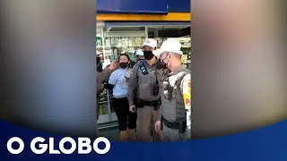 Mulher é presa por desacato após bater panela contra Bolsonaro em Porto Alegre