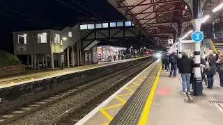 801107/801111 leaves P2 and 82223/911## arrives on P1, Grantham (Lincolnshire) (21/12/2024)