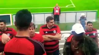 Paparazzo rubro-negro &eacute; xingado em Itaquera