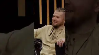 Paramaxil pokazuje sw&oacute;j kontrowersyjny tatuaż z Papieżem #shorts