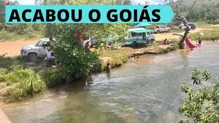 Uma estrada, uma ponte, um acampamento.