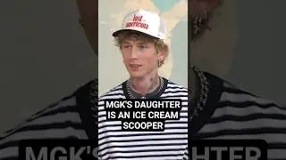 16-летняя дочь MGK, Кэси, не смогла получить водительские права. 😭 Она &mdash; любительница мороженого 🍦