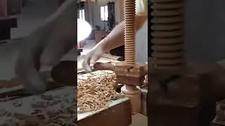 Woodturning technique shaping spiral grooves on cylindrical surface