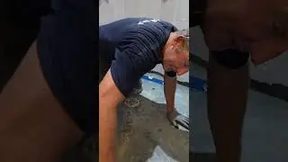 Течь воды из-под плитки в душевой кабине 😫 #плитка #душ #сантехника
