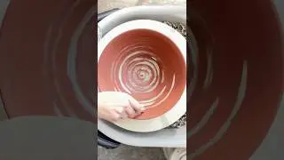 Spining patterns to the bowl #pottery #wheelthrown #potteryprocess #satisfaction