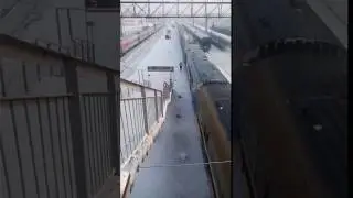 Посылки скидывают с поезда, Тюмень Автор: twitter.com/DIstishev