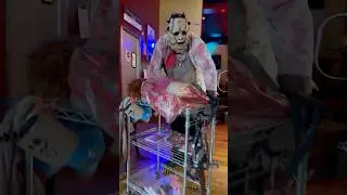 &laquo;Кожаное лицо&raquo; подает свежие блюда в ресторане &laquo;Дом с привидениями&raquo;! #хеллоуин #домспривидениями ...