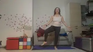 Yoga Vinyasa livello intermedio:  riscaldamento, pratica e defaticamento