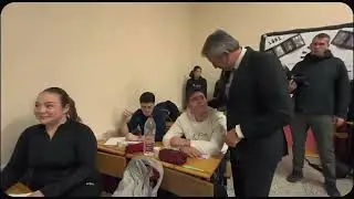 VALİ SEZER’DEN ŞEHİDİN OKULUNA ANLAMLI ZİYARET:“BU SIRALAR SADECE BİLGİ DEĞİL, DURUŞ KAZANDIRIR”