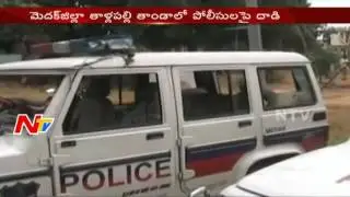 Local Crowd Charges Police In Medak || Telangana || NTV