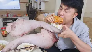 125买10斤猪蹄来喂狗，今天我和狗都吃饱吃好，肥肉大口吃，爽晕