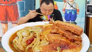 Цян купил кусок китайской капусты и приготовил тушеную свинину с капустой.