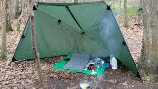 Походный лагерь в стиле пекарни, оборудованный тентом и предлагающий завтрак.