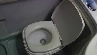Camper: istruzioni per l'uso corretto di un wc chimico