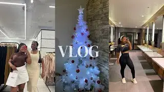 VLOGMAS 3: Putting up the tree, Bestie is home 