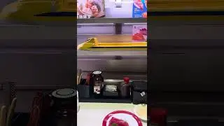 Automatyczna obsługa w sushi bar |Automated service in Hong Kong&rsquo;s sushi bar. #hongkong #automation