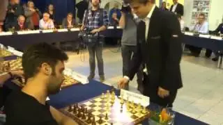 Nick Schilder (Nick & Simon) schaakt tegen wereldkampioen Magnus Carlsen