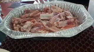 Costillas de cerdo fritas y yuca con mojo a lo cubano