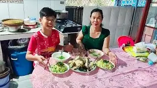 Gà thả vườn nấu cháo món ngon đậm chất đồng quê./CLMT 