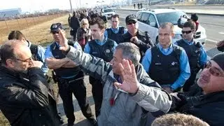 Aveos employees blockade Air Canada's head office in Montreal
