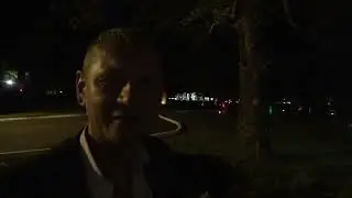Graceland bei Nacht! Claudius Fabig pr&auml;sentiert seinen Roman Der King lebt! Outtake!