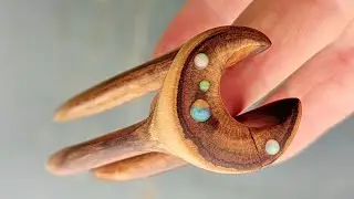 I carved a hair fork with moon & opals/ ich habe eine 3D Luna aus Rhododendronholz geschnitzt