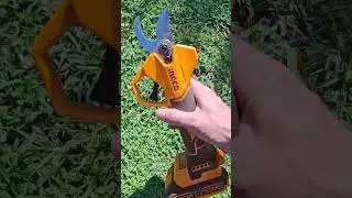 How to turn on Ingco battery powerd pruning shears. #michaelstoolbench #ingco #shears #pruningshears