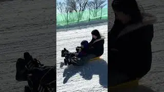Enjoy mag slide sa snow Magkapatid #japan #enjoy #cute #snowslide