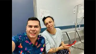 Aquí en el hospital cuidando a mi amiga Grechy .
